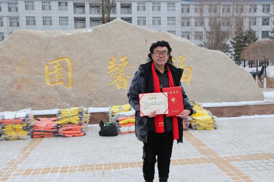 著名书画家盖洪才等书画爱心人士为福利院老人捐赠书画及物资近15万元(图3)
