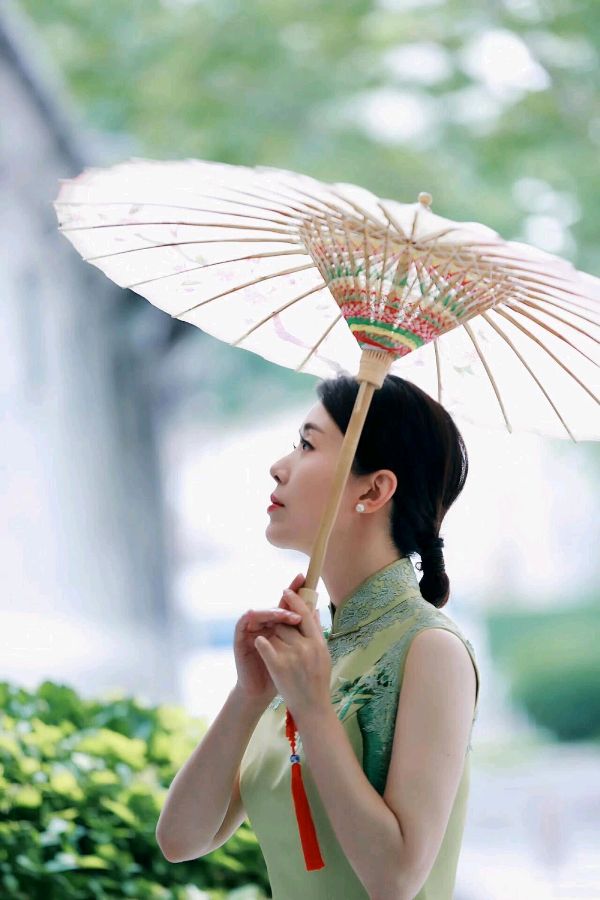 《一袭旗袍耀眼晃过》作者:湘西山鬼【主播:铁魂】【桃源国际诗歌集团】用声音传递温暖以诵读致敬人生♬（图6）