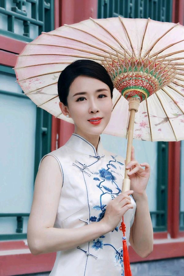 《一袭旗袍耀眼晃过》作者:湘西山鬼【主播:铁魂】【桃源国际诗歌集团】用声音传递温暖以诵读致敬人生♬（图5）