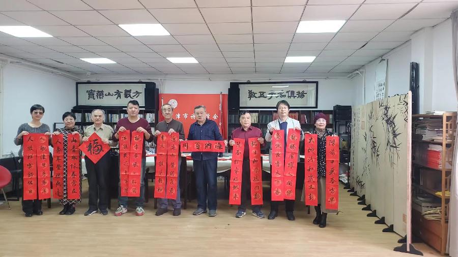 天津市诗词学会开展“对联福字寄深情 文明共建入社区”活动(图3)