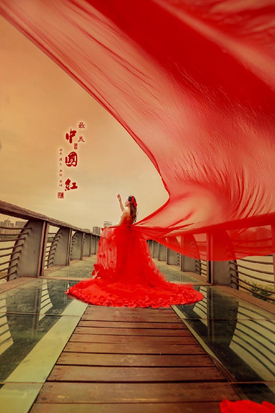 张天云朗诵【中国人最爱中国红】作者/五彩云霞