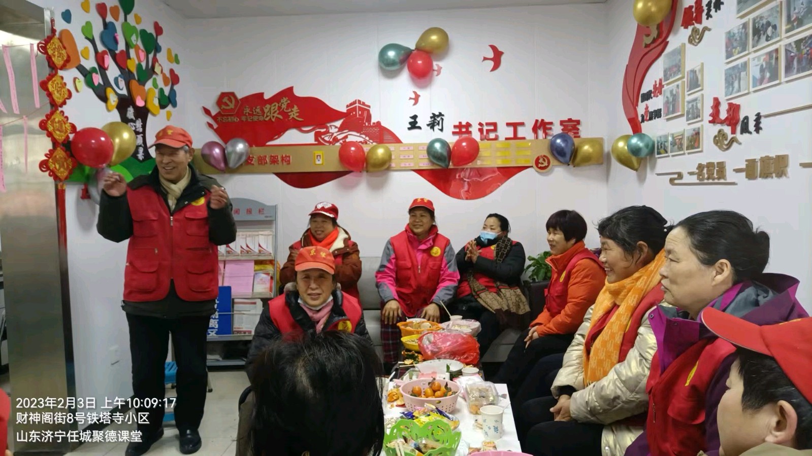 志愿者进社区 喜迎元宵佳节(图2)