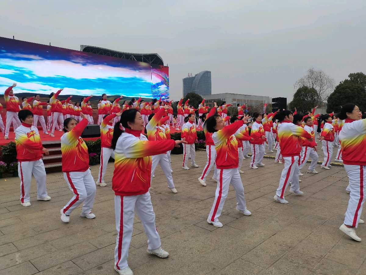 王界明‖赞娄底广场舞大型压轴节目（个人专辑第51期）文/王界明 京津沪头条（图3）