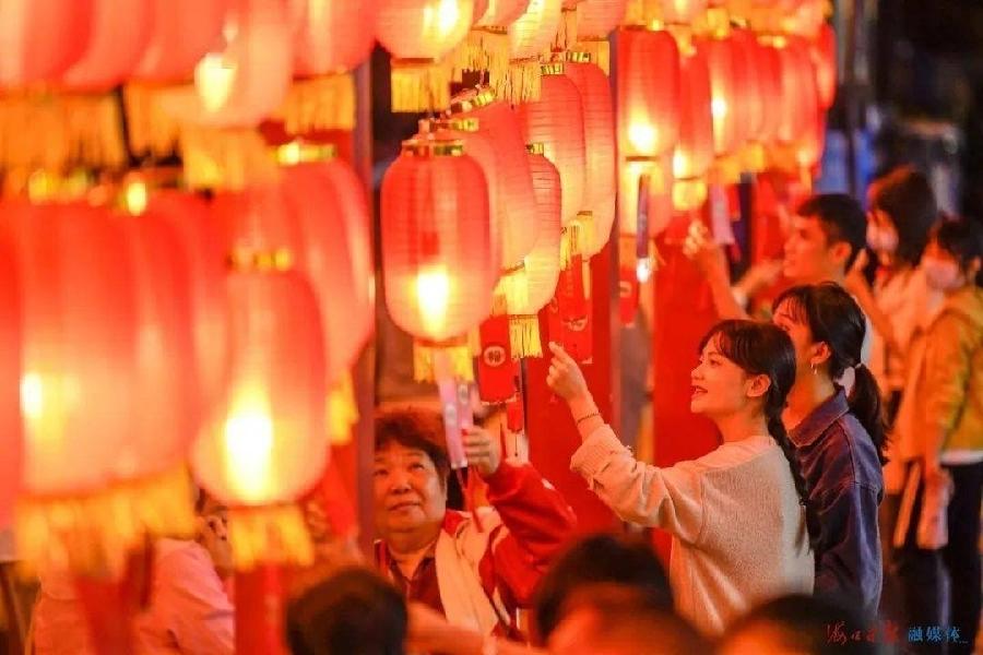 郭大侠诗歌《灯谜的世界》主播：徐静波；编辑：小鱼儿 【秦岛韵声】（第1019期）（图6）