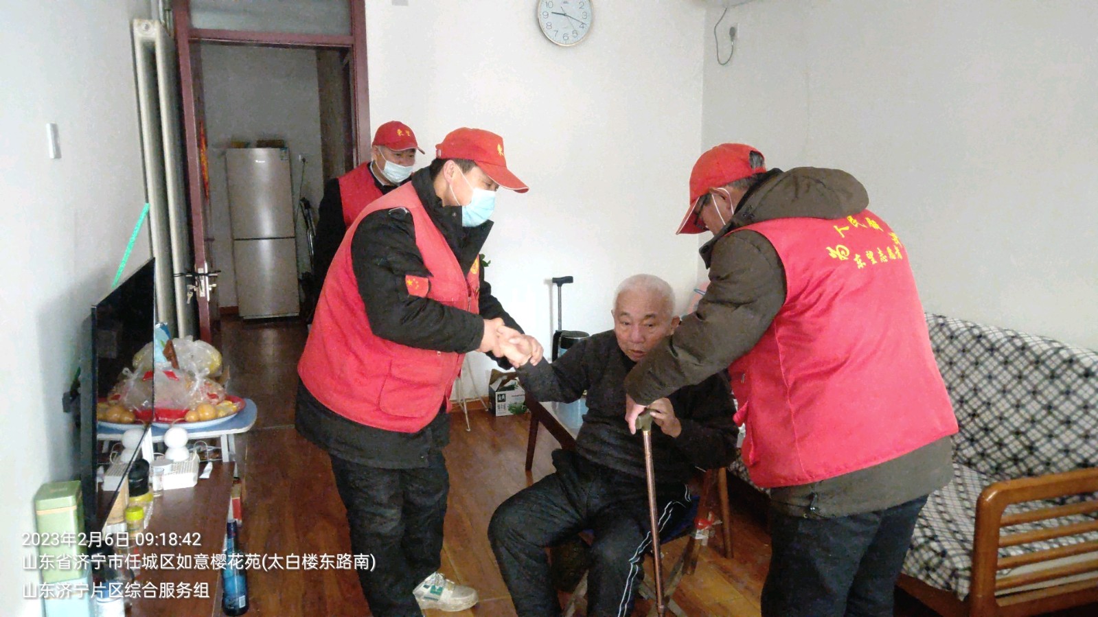 关爱老人献爱心 默默无闻永不弃(图2)