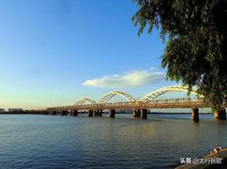 《冷艳松花江》作者:田渝溆【主播:铁魂】【桃源国际诗歌集团】用声音传递温暖以诵读致敬人生♬（图4）