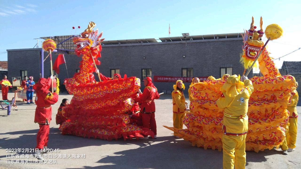 庆佳节丰富民俗 舞龙狮送戏下乡