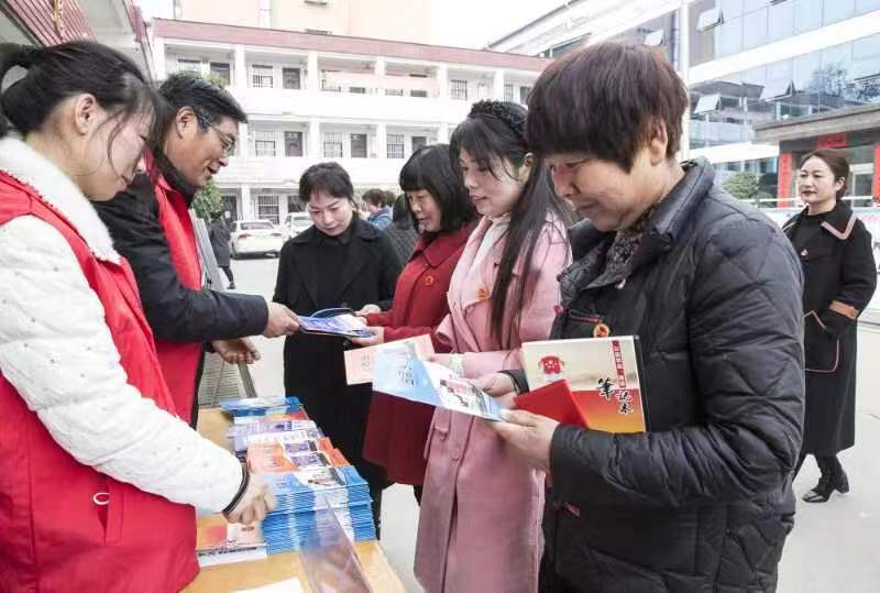 河南：鲁山县举办“巾帼法律明白人”颁证仪式暨普法知识讲座（图2）