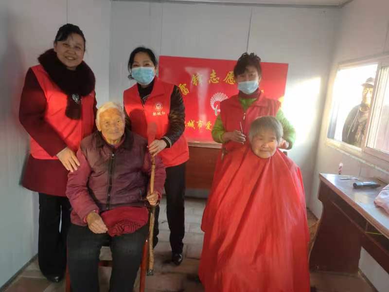 【泰山快讯】情暖家园站'|“疫情防控留验站”变身“学雷锋志愿服务站”!变身不变心,情暖万家亲!(图3)
