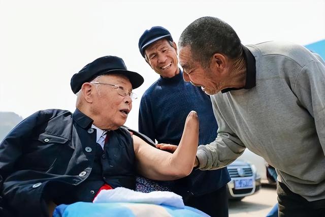 1955年,22岁护士不顾父母反对,嫁给无手无脚的志愿军,后来怎样就-文-古井晓月/西银/北京头条(图6)