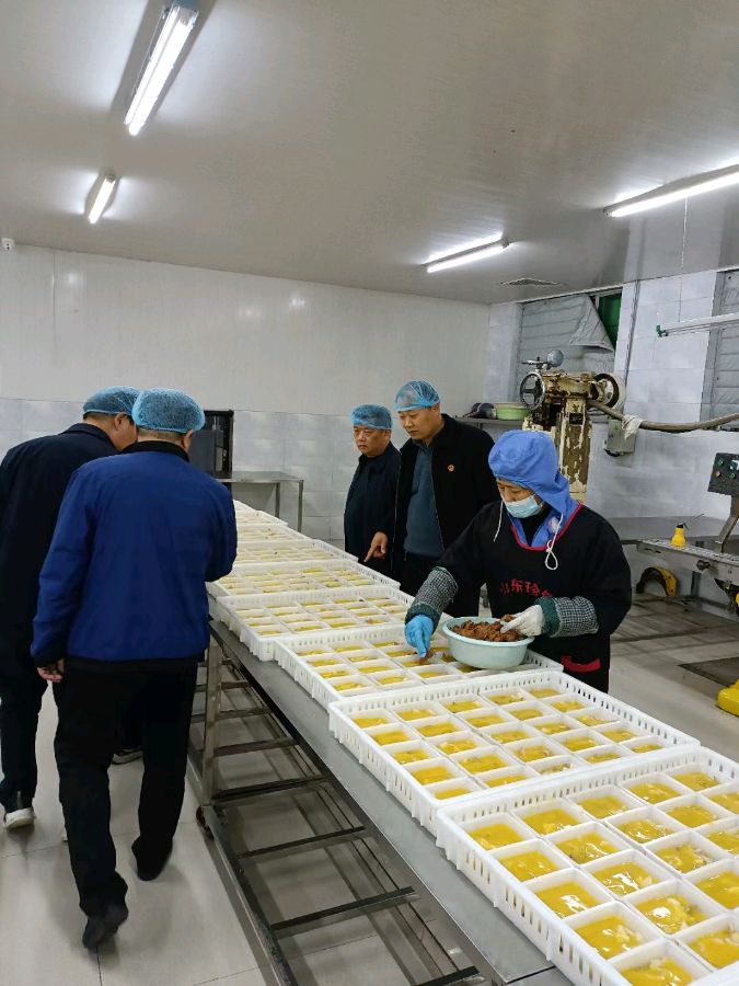 江西定南县常委组织部长刘成成、农业农村局局长钟定文带领优秀企业家亲临山东珍馐补益食品有限公司参观交流(图4)