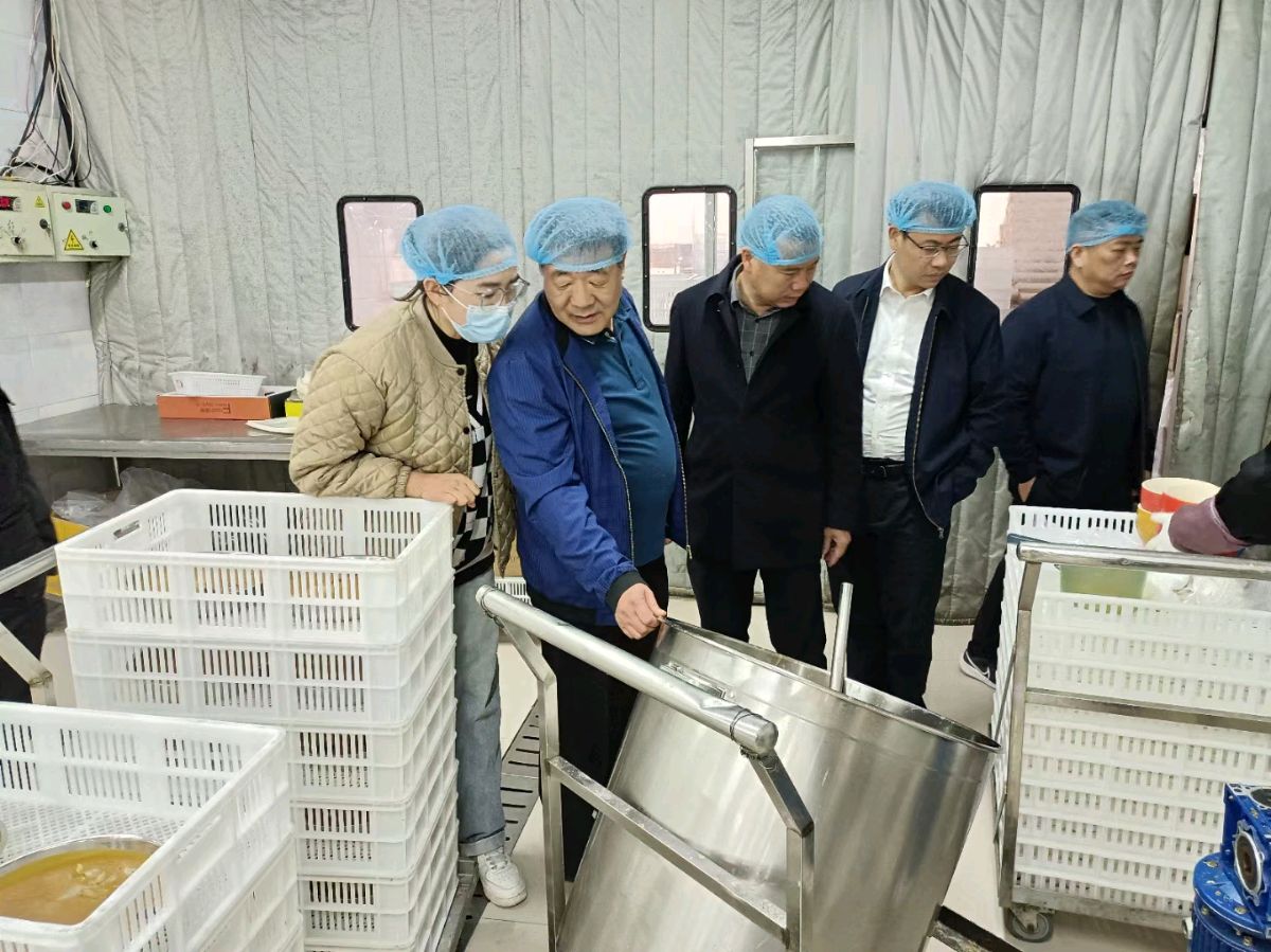 江西定南县常委组织部长刘成成、农业农村局局长钟定文带领优秀企业家亲临山东珍馐补益食品有限公司参观交流(图5)