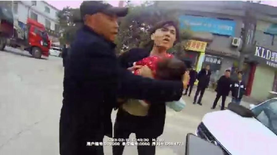 周至公安交警哑柏中队民警紧急护送危重病人就医，警车开道为生命护航
