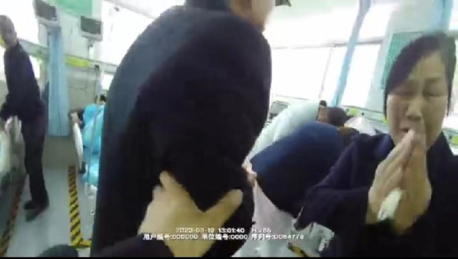 周至公安交警哑柏中队民警紧急护送危重病人就医，警车开道为生命护航（图2）