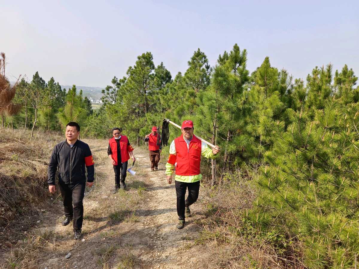 孝昌县周巷镇龙泉村：紧绷消防“安全弦” 筑牢清明“防火墙”