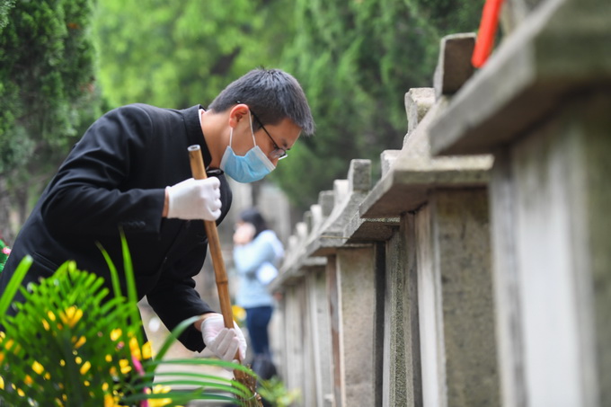 张昌武:《清明祭扫十一首》(图2)
