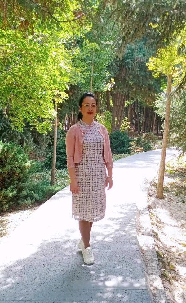 《四月》作者:妩烟【主播:青草味儿】【桃源国际诗歌集团】用声音传递温暖以诵读致敬人生♬（图10）