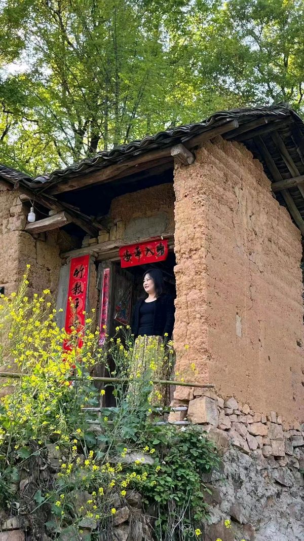 菜花居所美，诗友唱和来！