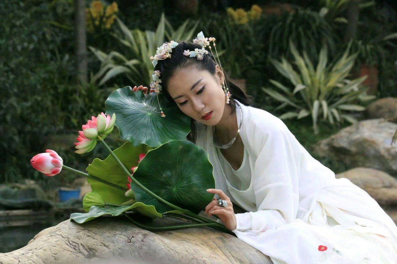 《阿莲》—和陂北阿莲‖作者:妩烟【主播:燕子】【桃源国际诗歌集团】用声音传递温暖以诵读致敬人生♬（图6）