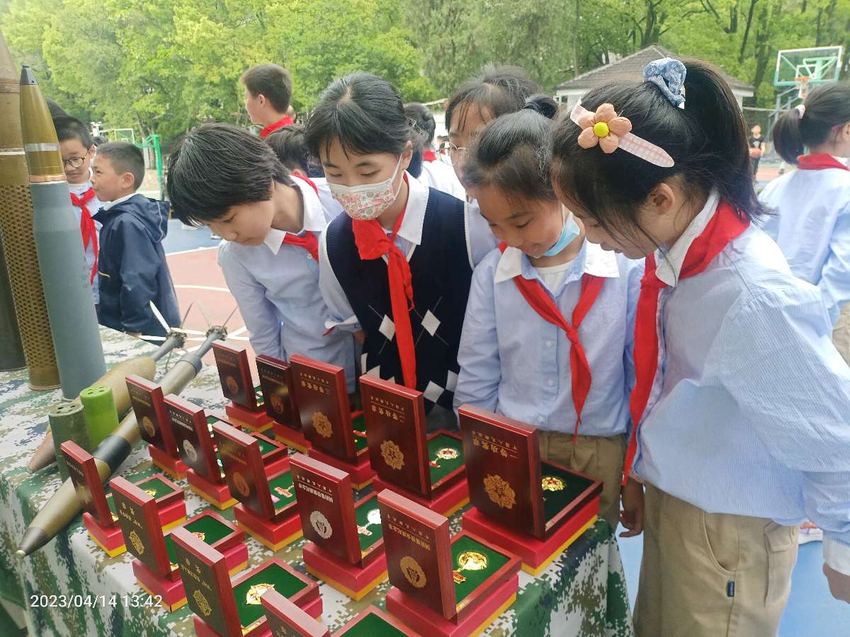 武汉首届九年义务教育军事装备展进校园——武汉陆海空爱国主义教育展览馆走进武汉大学附小(图2)