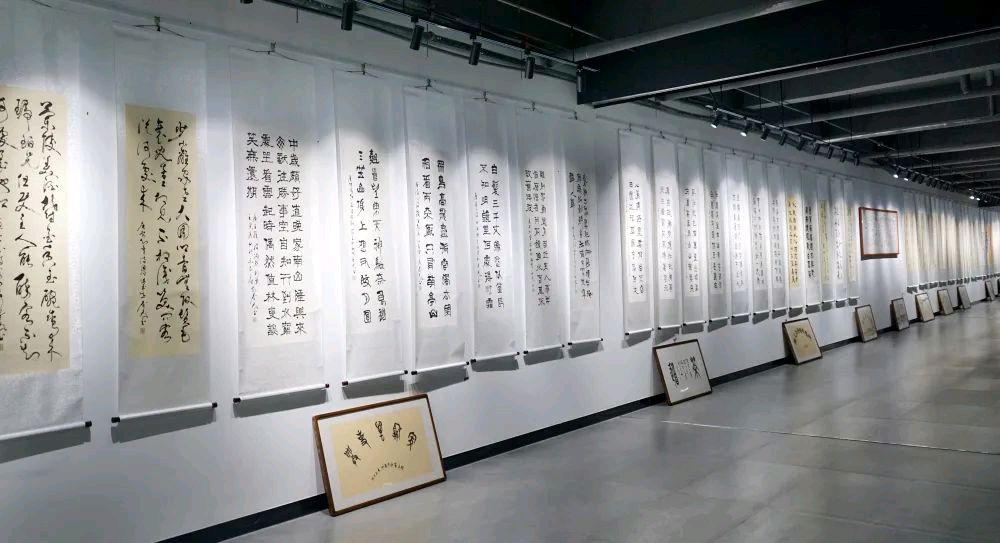 【文旅聊城】翰墨飘香|袁春光书法艺术展在景阳冈酒业开幕(图5)