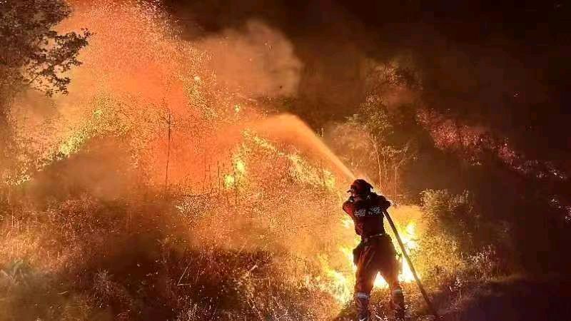 云南省安宁市发生森林火灾——昆明警备区组织1200余名民兵投入灭火战斗