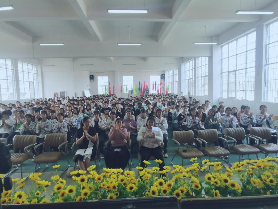 倚天亲众爱心行（4）：马街三中初中生高快写作大上海的高考作文题