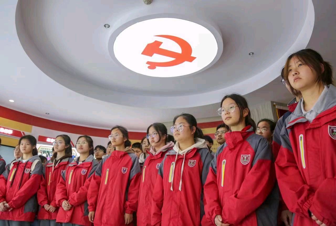 射阳县科技志愿服务队探巡红色印迹.赞英烈活动