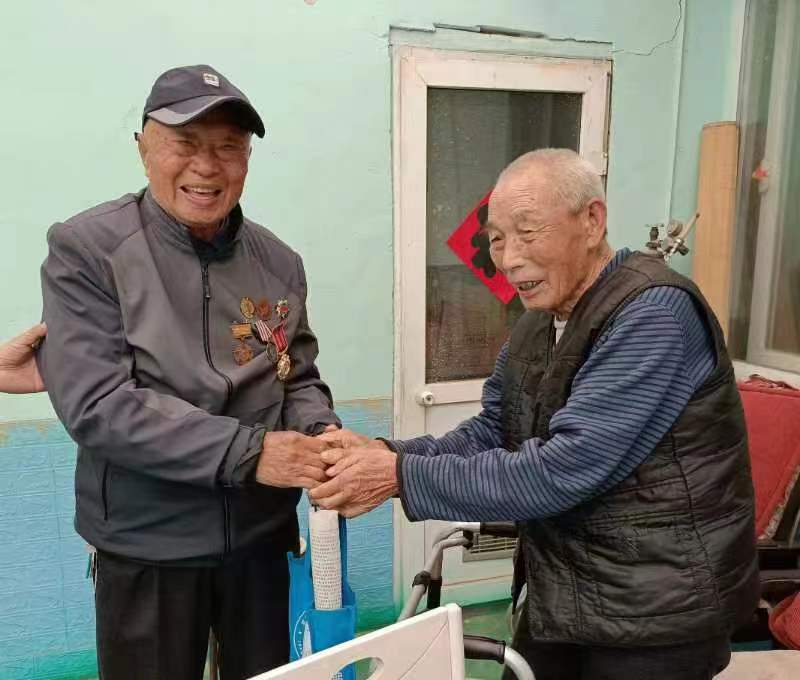 《两位抗美援朝功臣第一次握手》记者赵齐、通讯员仁众牛报道(图2)