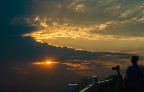 《五月的阳光》作者:碑林路人‖合诵:心飞扬12位金牌主播【采菊文苑美文美诵】总7105期（图3）