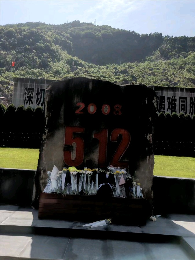 参观5·12地震遗址 陈建平