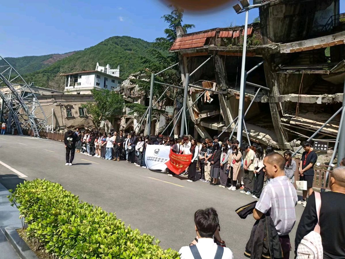 参观5·12地震遗址 陈建平（图2）