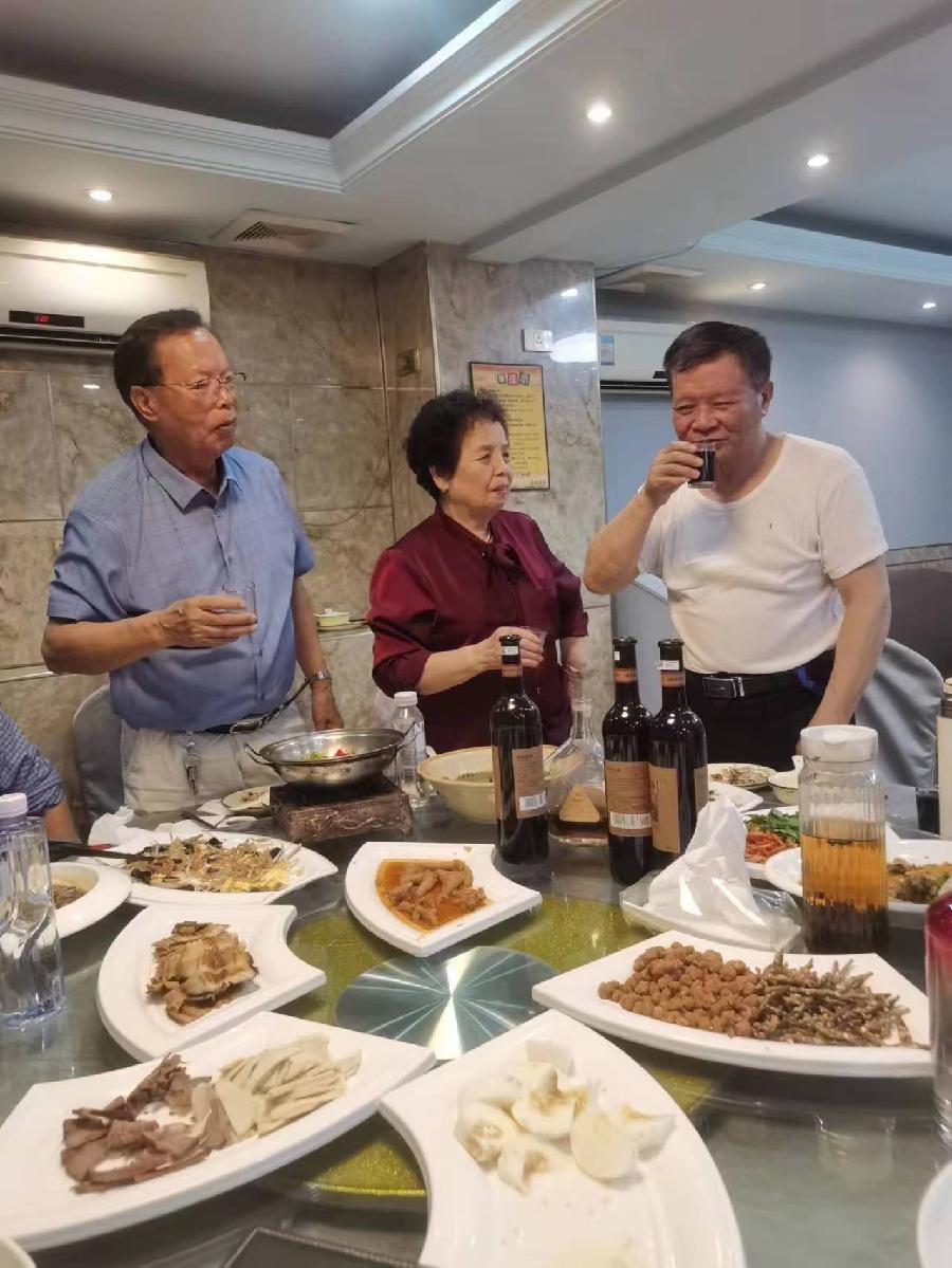 〈藏头诗〉两地文友湖前聚餐文/李忠共（图3）