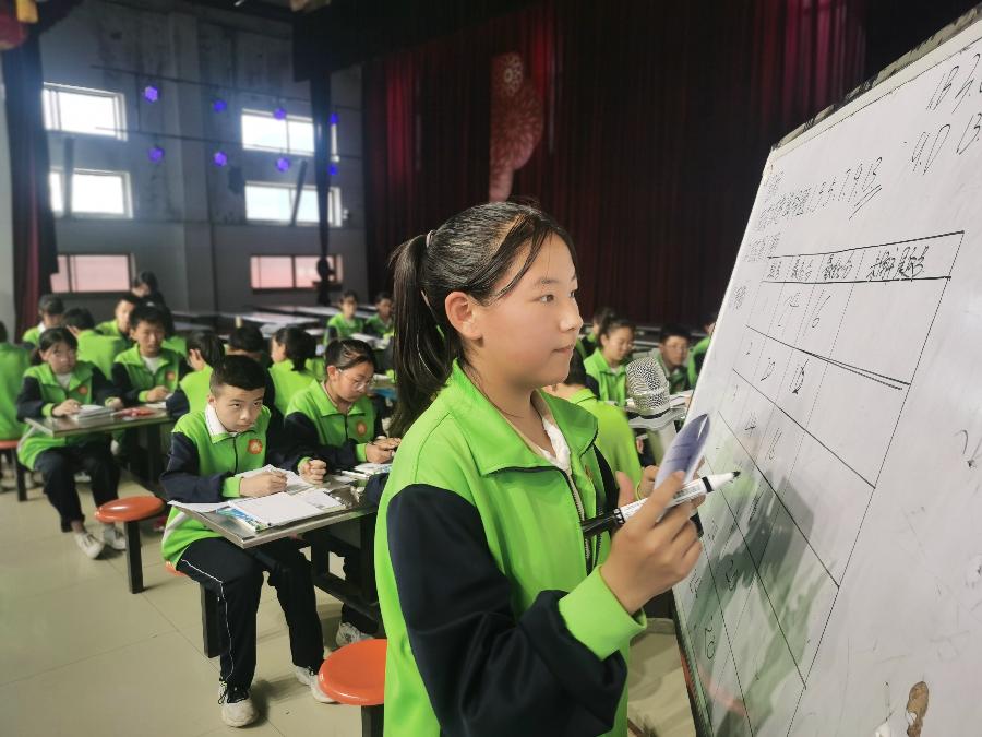 实达小老师马雨萱闪亮登场，500余名初二师生现场观摩并参与（图2）