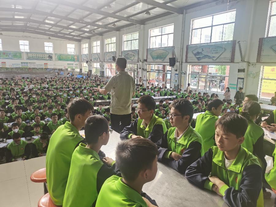 实达小老师马雨萱闪亮登场,500余名初二师生现场观摩并参与(图3)