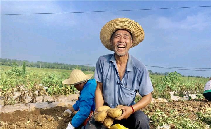 《一个老百姓的笑》作者:老守一井【主播:铁魂】【桃源国际诗歌集团】用声音传递温暖以诵读致敬人生♬（图6）