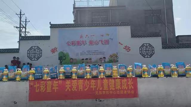 【中国🇨🇳新闻诗文网】情暖六一、与爱同行、界首市志愿团队开展“六一”志愿服务活动（图3）