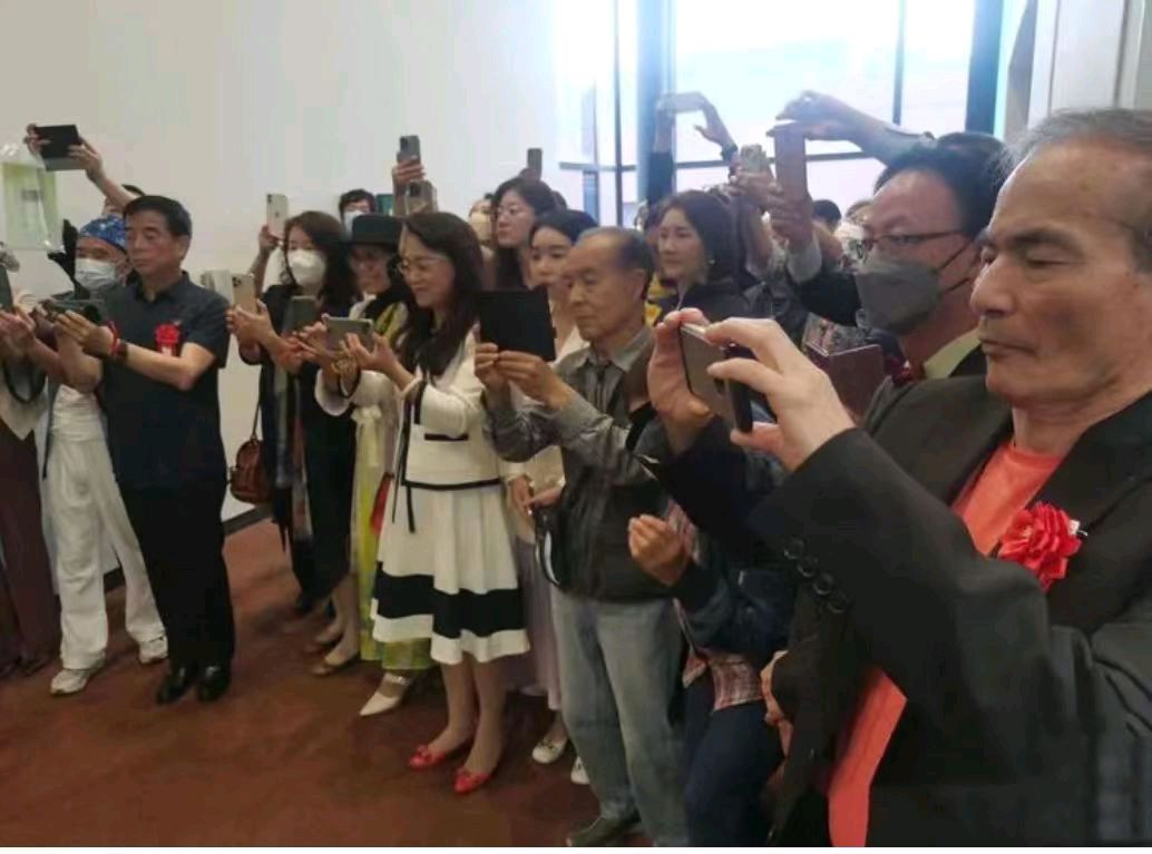 艺术家徐楠(Naomi)首次日本《东京都美术馆》个人画展中出展的原创“元宇宙”系列油画作品吸睛无数(图9)