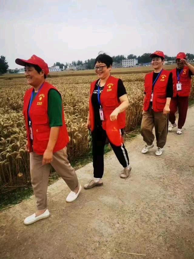 【中国新闻诗文网】光武镇明珠团队志愿者走进田间地头开展麦收防火宣传（图3）