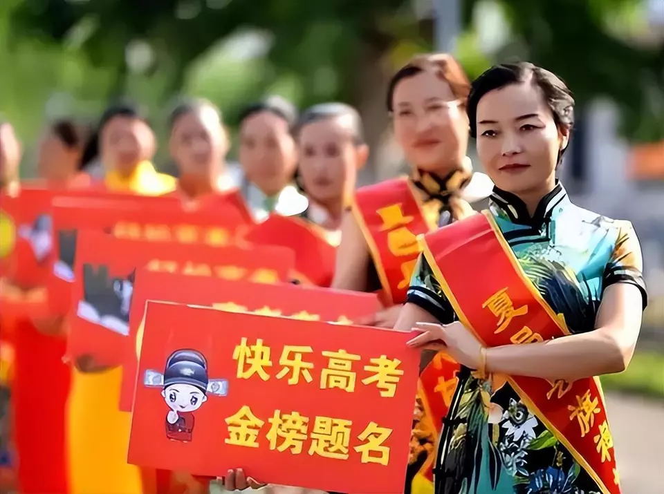 穿旗袍陪考 （组诗） 文/ 湖北 蓝天风