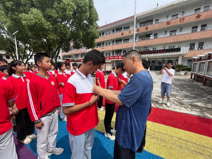 葛公中学2023入团仪式-佩戴团徽2 葛公中学2023入团仪式-佩戴团徽2