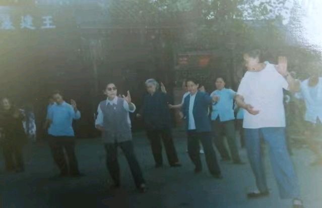 《散文撰著百年事,图片当刋慈母情》——为母亲艾茜诞辰100周年而作 作者/晏儒传、晏传芳(图24)