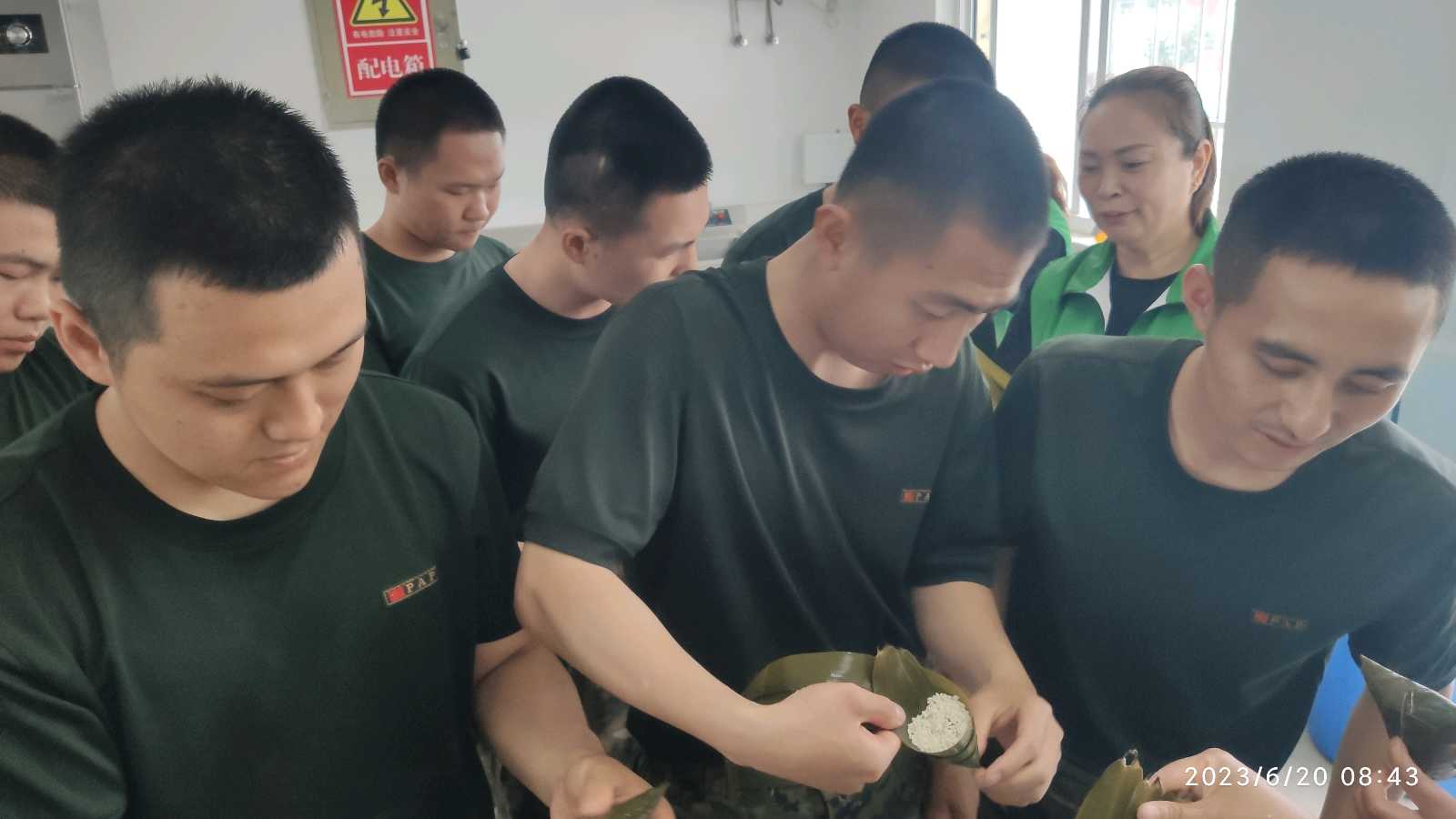 射阳县科技志愿服务队“端午节”进警营 ‘警民同乐粽叶情’活动(图5)