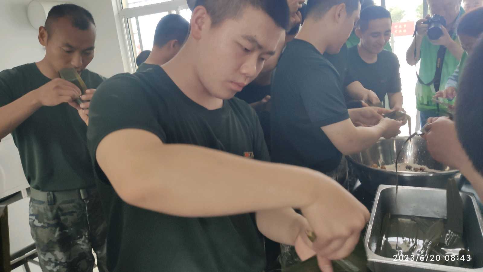 射阳县科技志愿服务队“端午节”进警营 ‘警民同乐粽叶情’活动（图4）