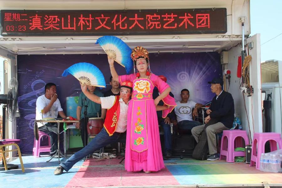 吉林省公主岭市梁山村文化大院：二人转唱起来 农民乐开怀
