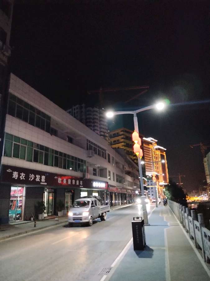 路灯下散步