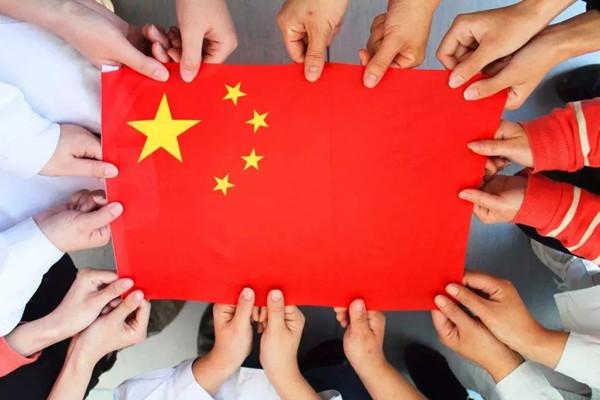 经典合诵 ‖ 【国旗】作者/任定安 合诵/弘华 老马 视频制作合成/金明（图9）