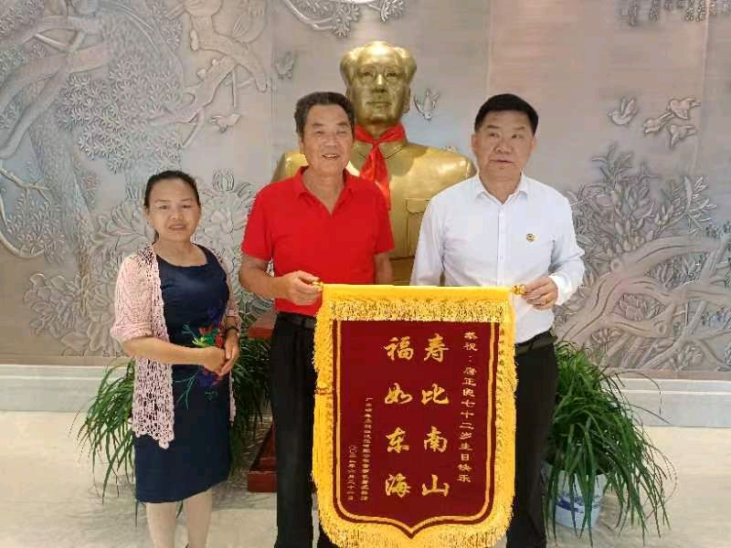 作者:唐江丽《爸爸七十有二正青春》5202期【新京都文艺】(图2)