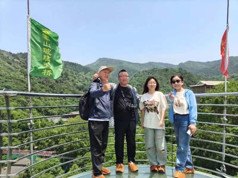 在武汉来渡江,作者周智敏