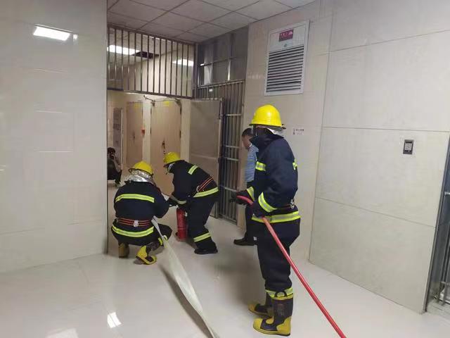 【中國新聞詩雯網】界首市大唐顺平保安服务公司开展现场火灾应急演练（图4）